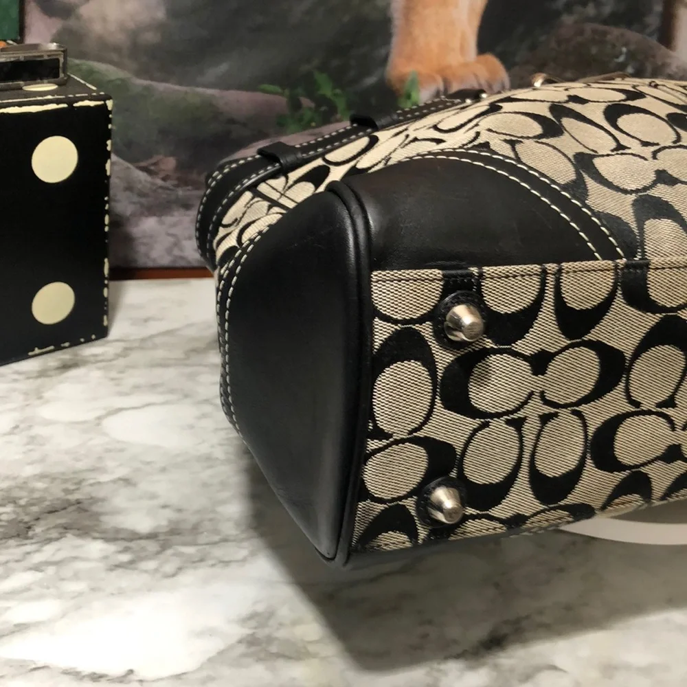 Coach Hamptons Signature C Medium Carryall Tote Bag. In GUC
Black Leather - Picture 13 of 15